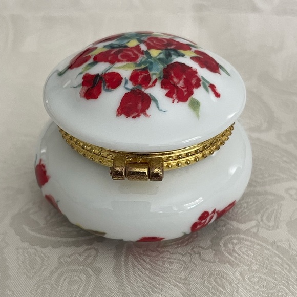 Vintage Ben Bridge Red Roses Porcelain Ring Holder/Trinket Box - Picture 2 of 10
